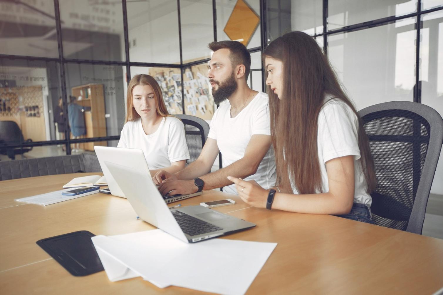 Mebnados seminar environment — participants engaging with online business topics
